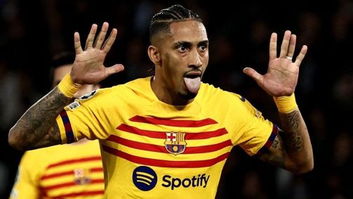 Raphinha comemora um dos gols que marcou em PSG x Barcelona