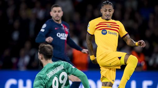 Raphinha tenta finalização em PSG x Barcelona