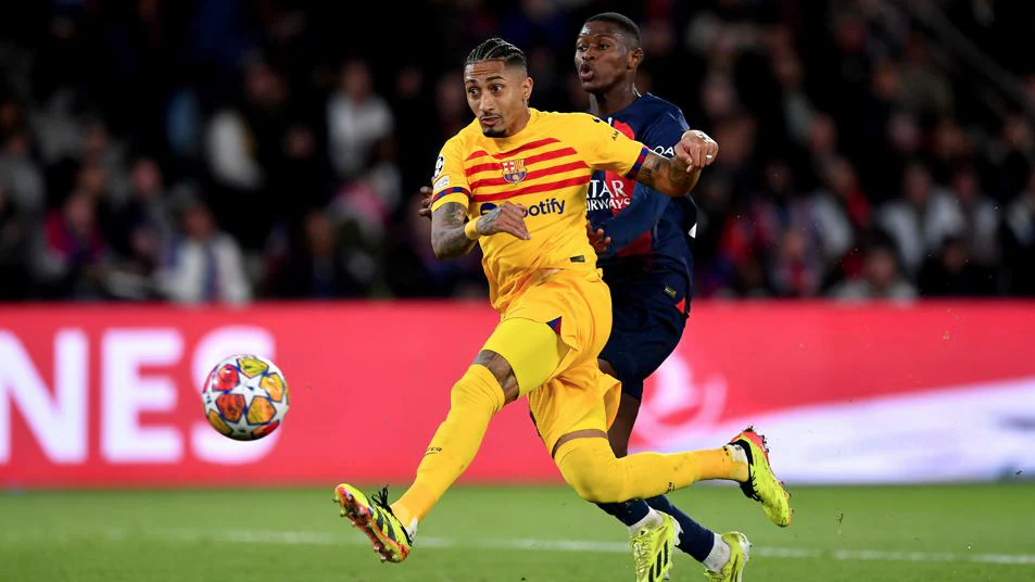 Raphinha em jogo contra o PSG