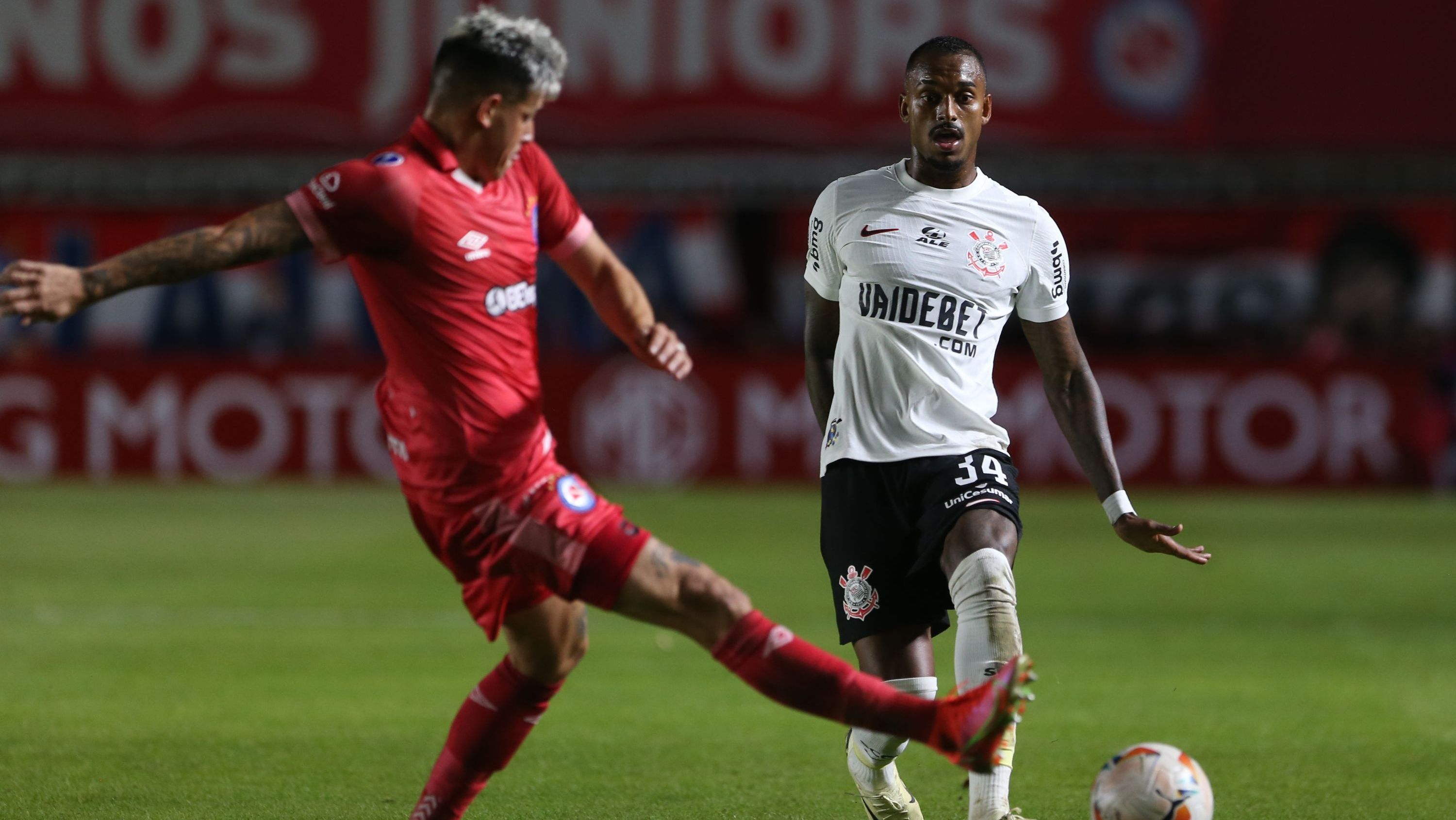 Raul Gustavo tenta passe antes de ser expulso em Argentinos Juniors x Corinthians