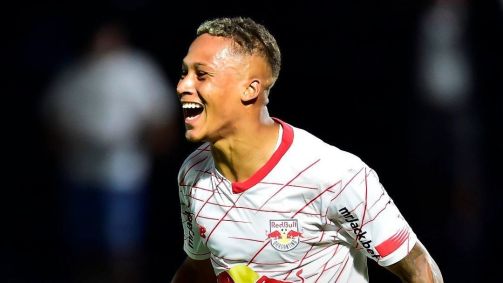 Vitinho durante partida pelo Red Bull Bragantino, pela Sul-Americana