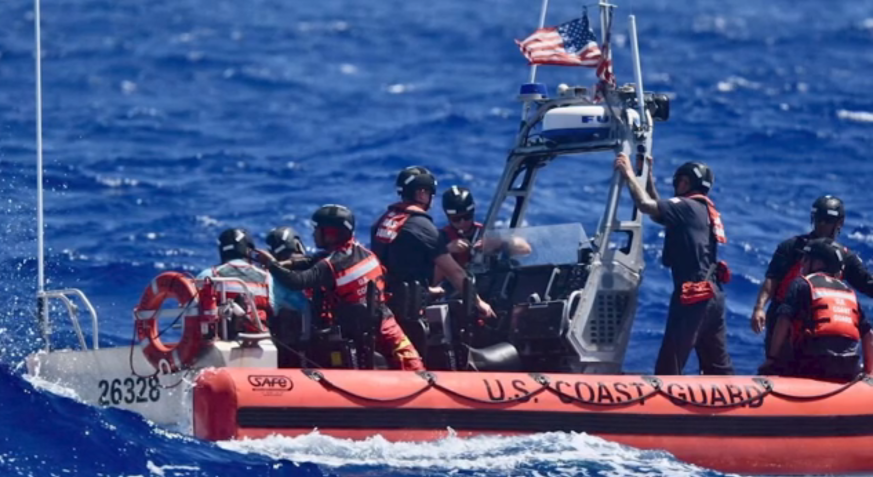 Guarda Costeira dos EUA resgatou trio de marinheiros em pequena ilha da Micronésia, no Oceano Pacífico. / Facebook | U.S. Coast Guard Forces Micronesia