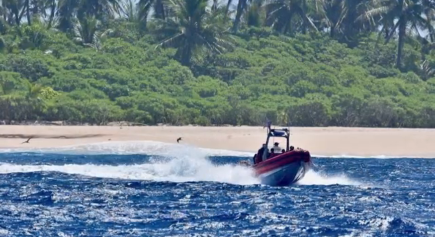 Guarda Costeira dos EUA resgatou trio de marinheiros em pequena ilha da Micronésia, no Oceano Pacífico. / Facebook | U.S. Coast Guard Forces Micronesia