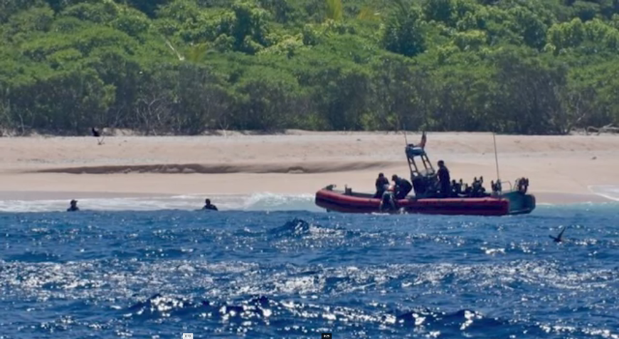 Guarda Costeira dos EUA resgatou trio de marinheiros em pequena ilha da Micronésia, no Oceano Pacífico. / Facebook | U.S. Coast Guard Forces Micronesia