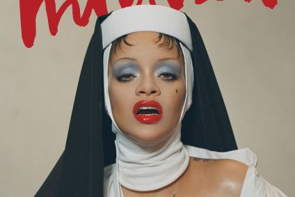 Rihanna está enfeitando a nova capa da revista Interview, vestida com uma camisa Dior e um pano personalizado da chapeleira Sarah Sokol