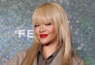 Rihanna aparece loira e com franja em evento da Fenty com a Puma em Londres