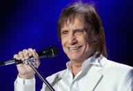 Plateia canta "Parabéns" para Roberto Carlos após show de aniversário cancelado