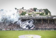 Torcida do Vasco faz homenagem para Roberto Dinamite em São Januário