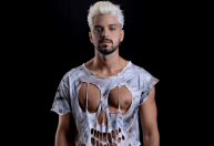 Rodrigo Simas, de "Renascer", tira roupa no monólogo "Prazer Hamlet"