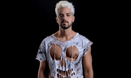Rodrigo Simas, de "Renascer", tira roupa no monólogo "Prazer Hamlet"
