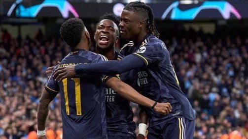 Rodrygo, Vin iJr e Camavinga comemoram o primeiro gol do Real Madrid contra o Manchester City