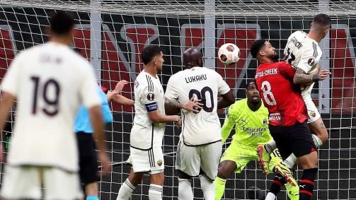 Mancini marcou gol da vitória da Roma sobre o Milan nas quartas de final da Europa League