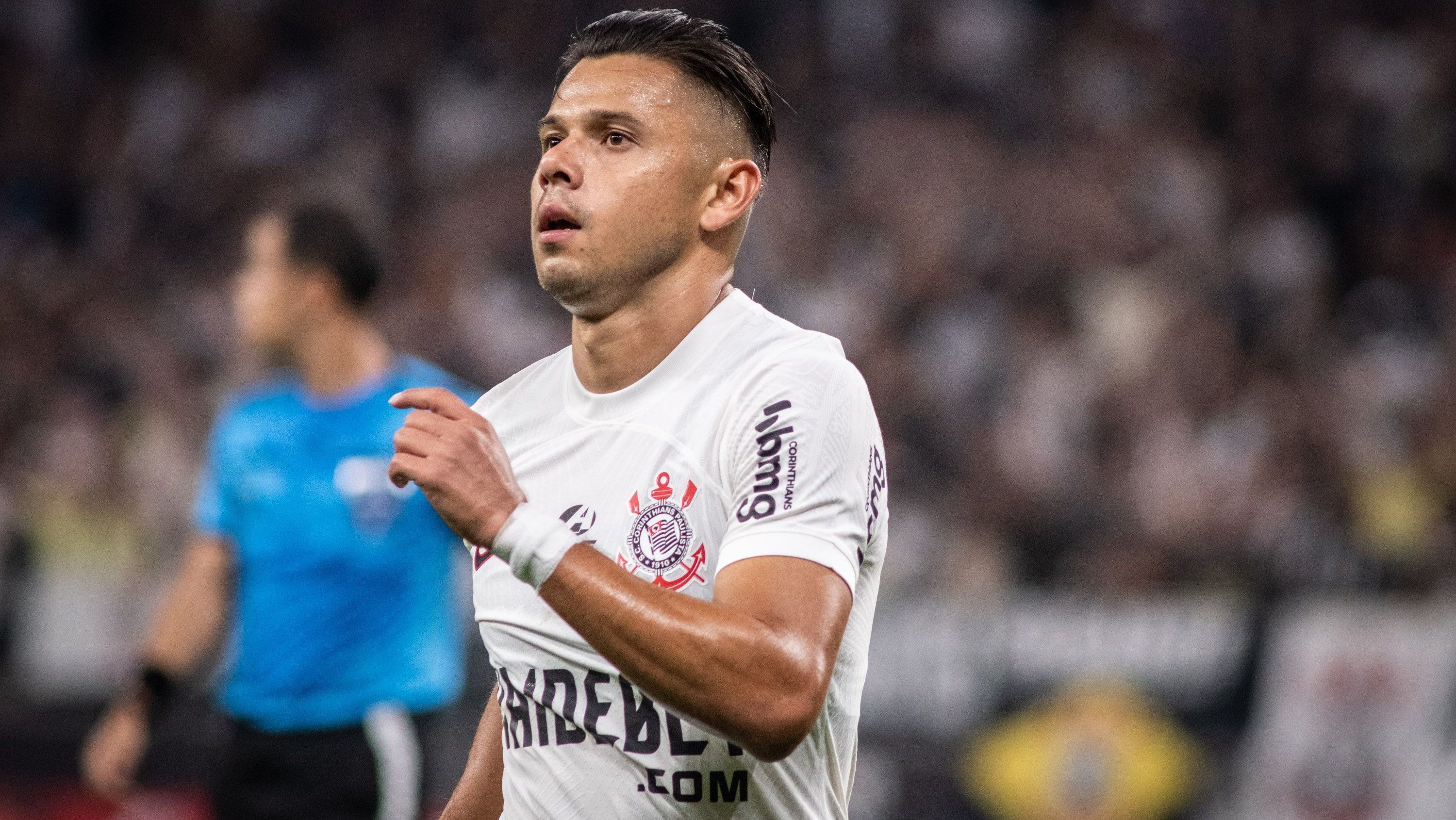 Ángel Romero comemora um dos gols que marcou contra o Nacional-PAR pela Sul-Americana