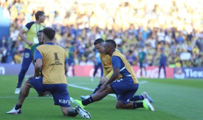 Jogadores do Rosario Central aquecem no Gigante de Arroyito antes da partida contra o Peñarol