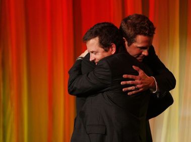 Ryan Reynolds e Michael J. Fox em evento da Michael J. Fox Foundation for Parkinson’s Research ("Fundação de Pesquisas sobre Parkinson de Michael J. Fox, em tradução livre")