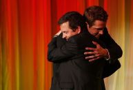 Ryan Reynolds homenageia Michael J. Fox por ajudar pessoas com Parkinson