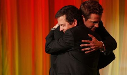Ryan Reynolds homenageia Michael J. Fox por ajudar pessoas com Parkinson