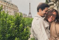 Sabrina Sato posa com a filha e Nicolas Prattes em Paris