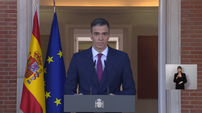 O Presidente do Governo, Pedro Sánchez, faz declaração institucional no Complexo da Moncloa para anunciar sua decisão de permanecer como primeiro-ministro da Espanha / Reprodução/Youtube/A Moncloa