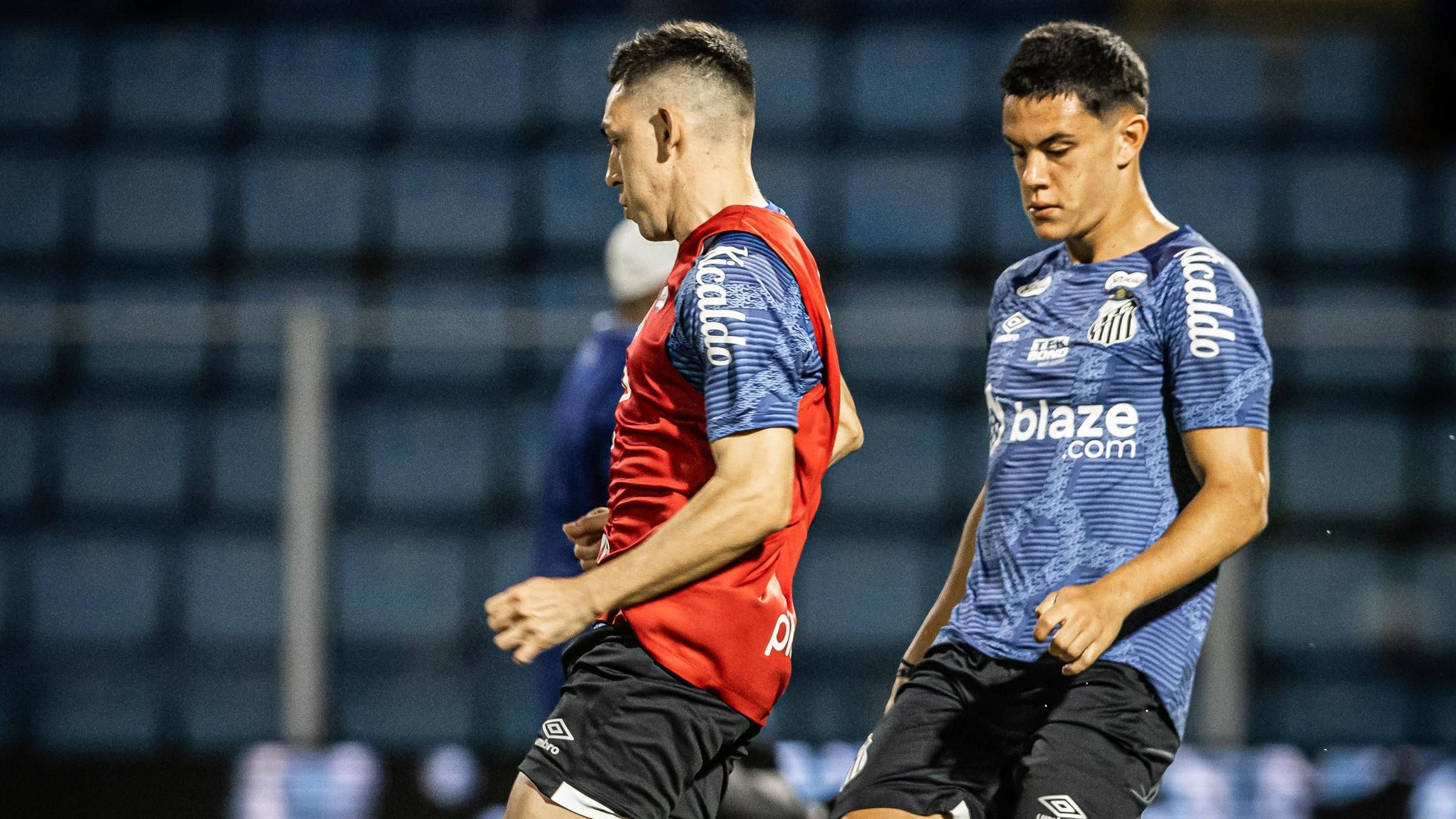 Jogadores do Santos aquecem antes do duelo contra o Avaí