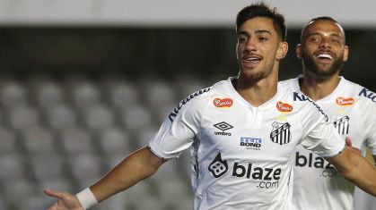 Pedrinho e Guilherme (ambos na foto) marcaram os gols do Santos na estreia da Série B