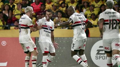 Calleri, Alisson, Arboleda e Luciano comemoram gol do São Paulo sobre o Barcelona de Guayaquil