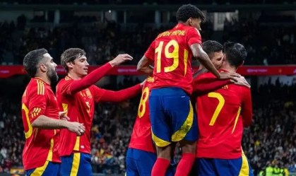 Seleção Espanhola em partida contra o Brasil, no Santiago Bernabeu