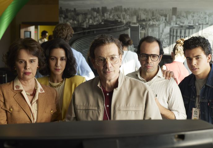 Susana Ribeiro como Zaza, Camila Mardila como Viviane Senna e Marco Ricca como Miltão em "Senna"/ Alan Roskyn/Netflix