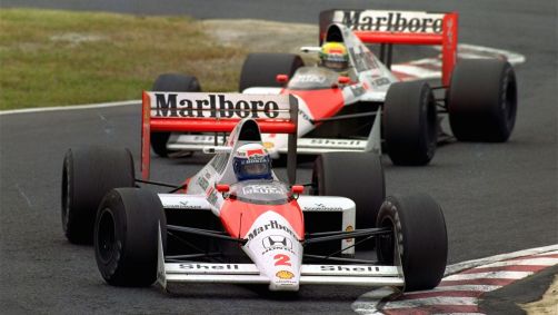 Alain Prost é perseguido pelo companheiro de equipe, o brasileiro Ayrton Senna, ambos da McLaren, durante o GP do Japão