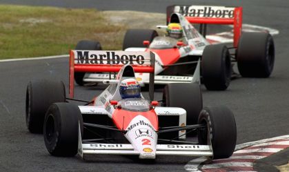 Alain Prost é perseguido pelo companheiro de equipe, o brasileiro Ayrton Senna, ambos da McLaren, durante o GP do Japão
