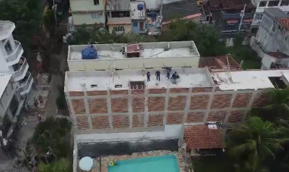 Pitbull é morto a tiros após atacar promotor durante operação para demolir imóveis irregulares no Rio