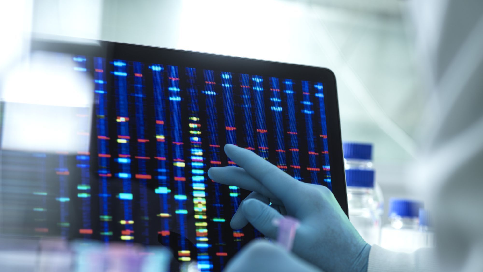 Cientista examinando DNA em tela