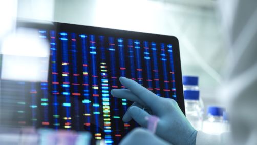 Cientista examinando DNA em tela