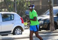 Seu Jorge usa fone de ouvido com purificador de ar de R$ 3.600
