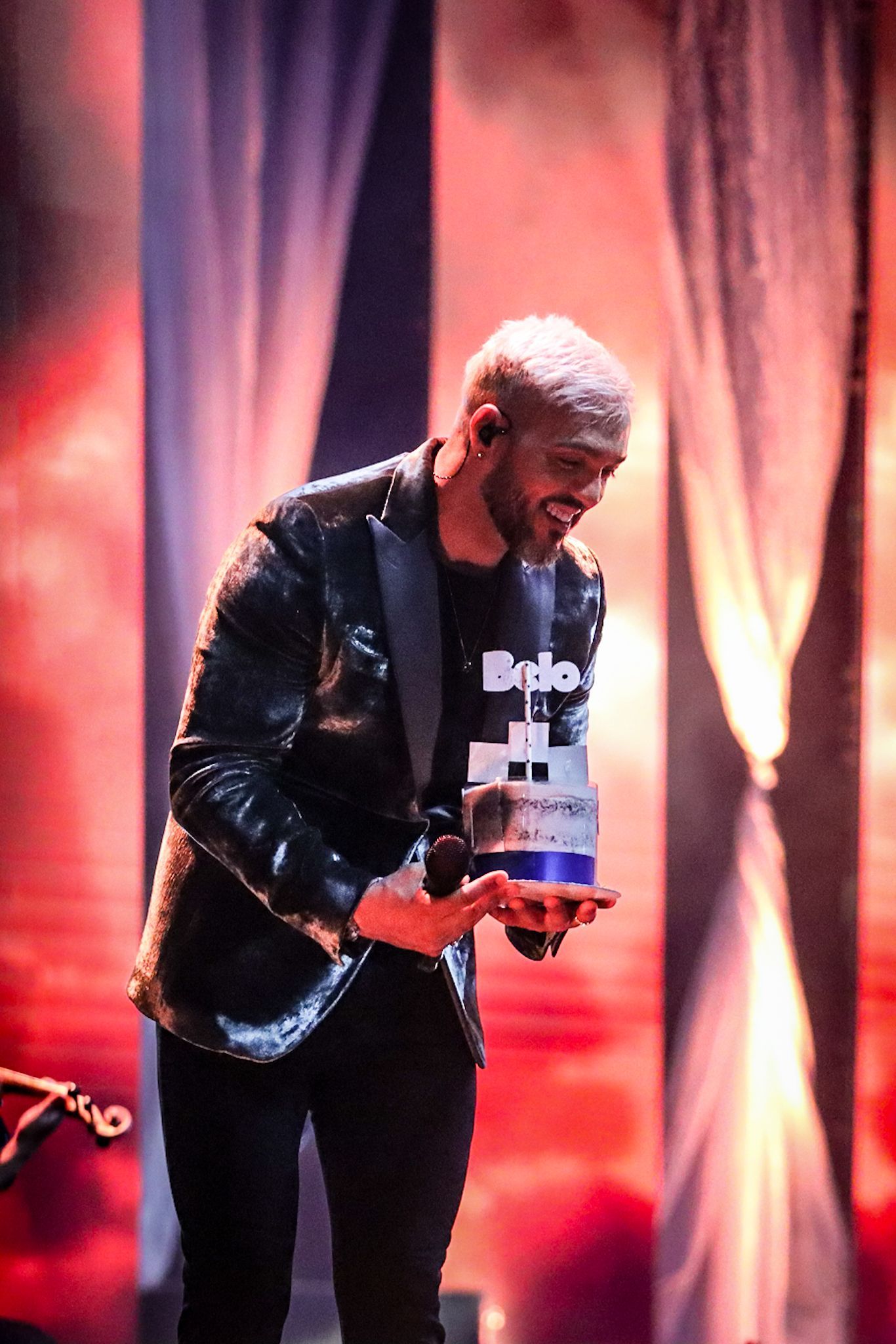 Belo ganhou bolo surpresa de fãs durante seu show de aniversário / Victor Chapetta/Agnews