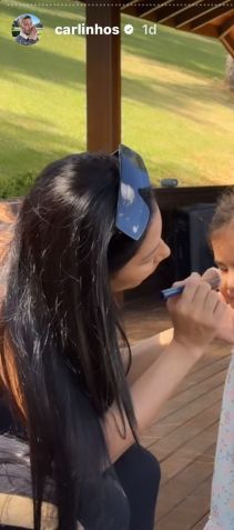 Simaria maquia sobrinha Zaya em sítio de Simone / Reprodução/Instagram