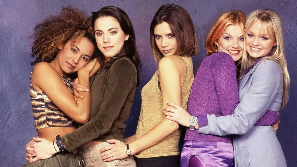 Mel B, Mel C, Victoria Beckham, Geri e Emma na formação do grupo Spice Girls