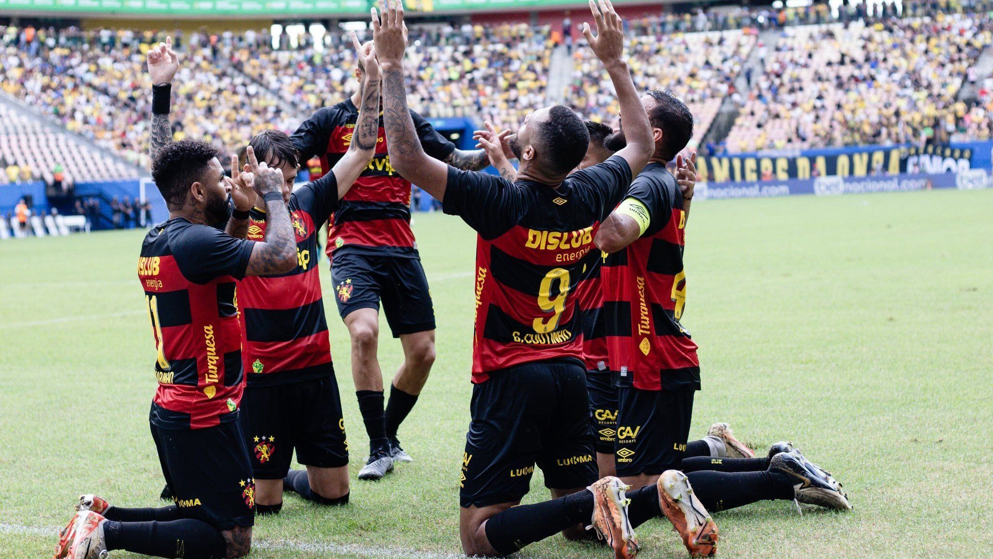 Jogadores do Sport comemoram gol diante do Amazonas