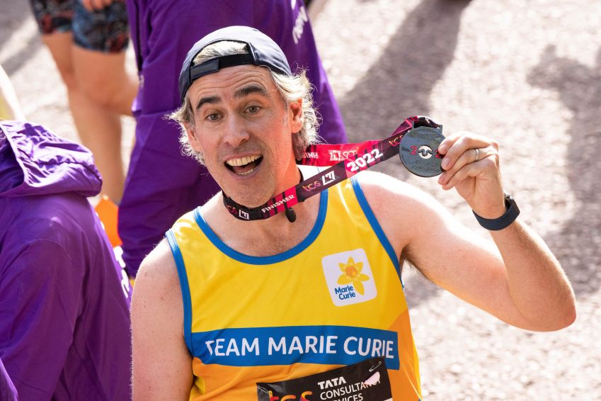 Stephen Mangan depois de completar a Maratona de Londres de 2022 / Jeff Spicer/Getty Images