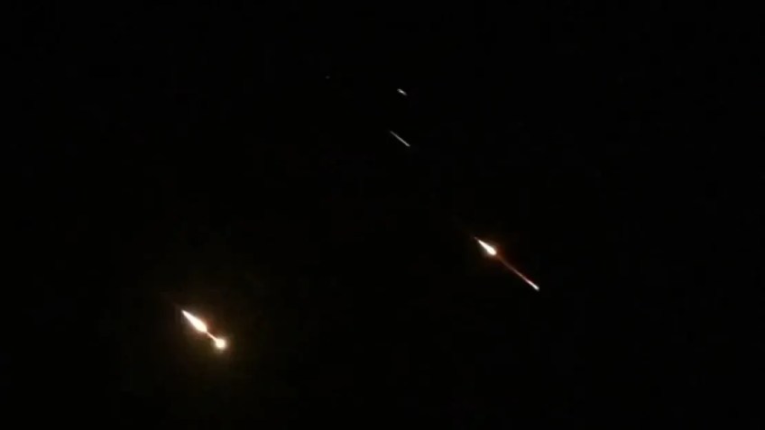 As defesas aéreas israelenses interceptam alguns ataques iranianos sobre Jerusalém na manhã de domingo, horário local. / 14/04/2024 CNN