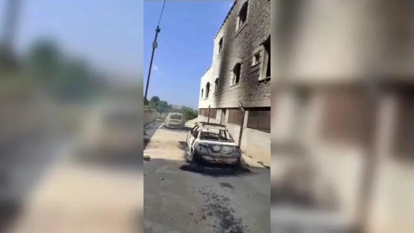 Uma captura de tela de um vídeo obtido pela CNN mostra carros destruídos após ataques de colonos isralenses contra palestinos na vila de Duma, na Cisjordânia, em 13 de abril de 2024 / CNN