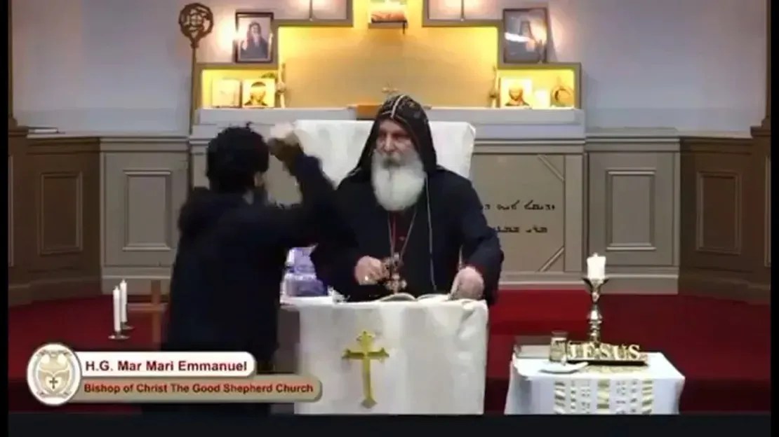Vídeo de transmissão ao vivo nas redes sociais aparenta mostrar o bispo Mar Mari Emmanuel sendo atacado, em Sydney, Austrália. / Australian Jewish Association/Twitter