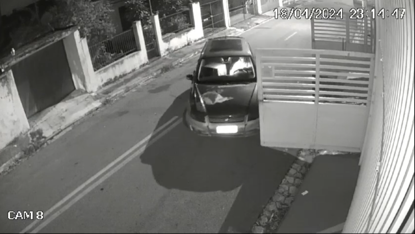 O segundo homem deixa o local no carro do médico