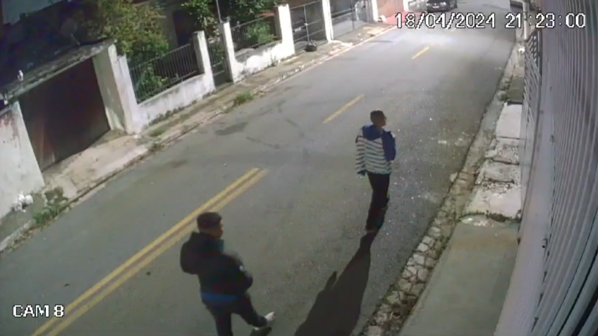 Dois homens chegam na casa do médico