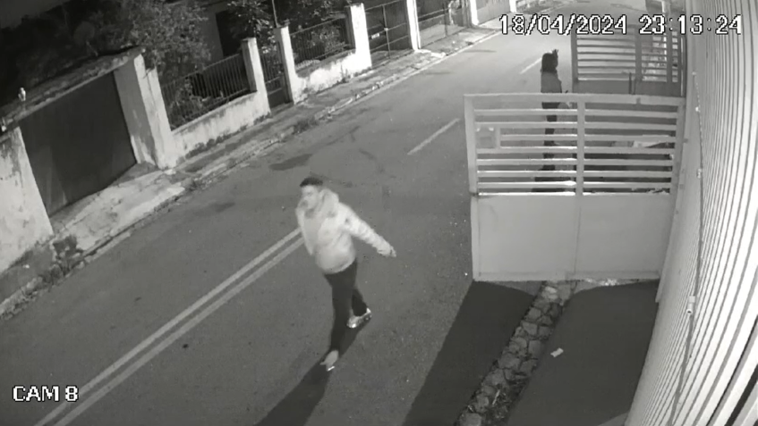 Um dos homens e a mulher deixam o local a pé