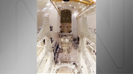 Câmera planetária sendo instalada no Telescópio Espacial Hubble em dezembro de 1993
