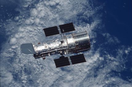 Telescópio em sua órbita em março de 2002