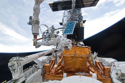 Reparo que demandou aos astronautas oito horas fora das instalações