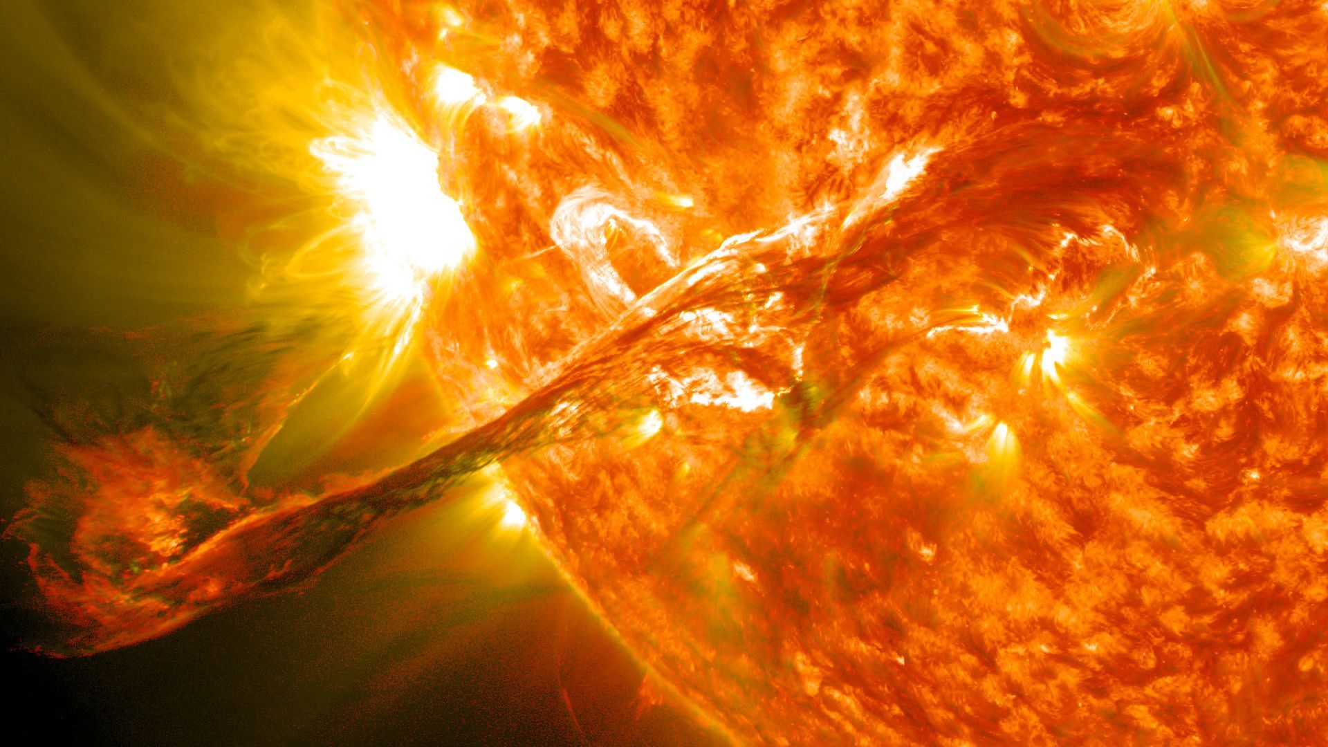Tempestades geomagnéticas são causadas pela interação de grandes quantidades de partículas solares com o campo magnético da Terra