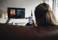 Maior tempo em frente às telas está associado à piora da dieta de adolescentes